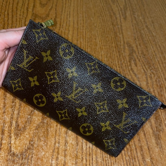 Louis Vuitton Handbags - Louis Vuitton Bucket GM pouch!